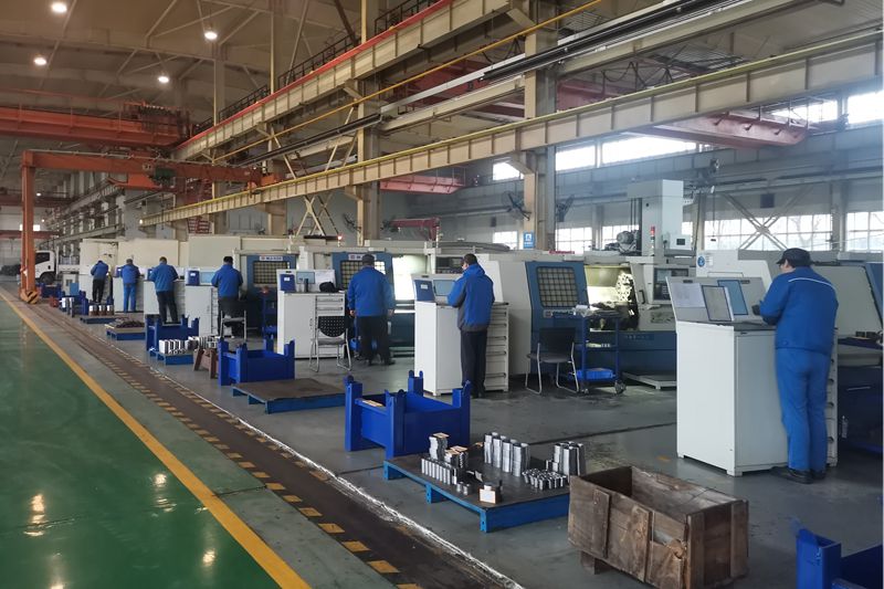 3、機(jī)加工車間數(shù)控車床班組全體員工早早進(jìn)入工作狀態(tài).jpg